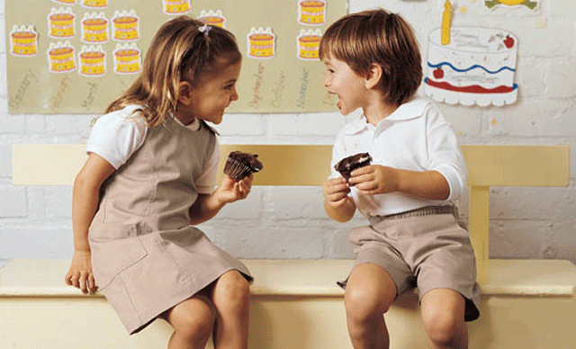 Мальчик и девочка едят кексики