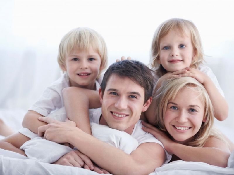 Семья: муж, жена и двое детей