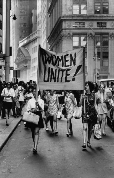 Женщины идут с плакатом